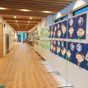 いよいよ明後日開催！木育カフェ.あいおいこども園の子どもたちの絵を飾らせてもらっています！