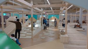 木づかいたっぷりの「森のわくわくの庭@養老店」で子どもと木育！