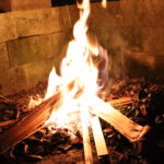 木頭杉の薪で焚き火 木は癒しの燃料