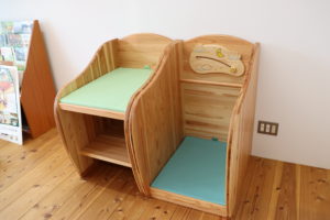 那賀町の木育ひろばに「とくしま杉のおむつ交換台」登場！